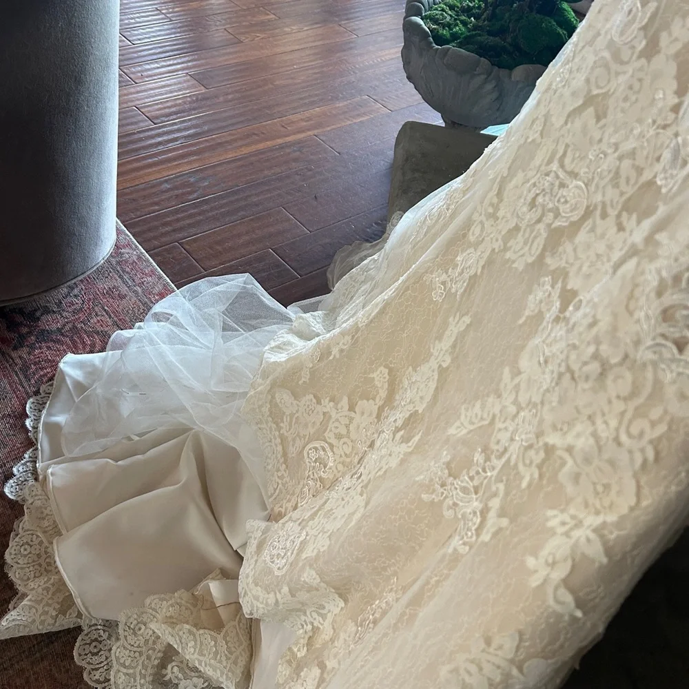 Pronovias Elegant Lace Wedding Dress size us 8 - Picture 8 of 11